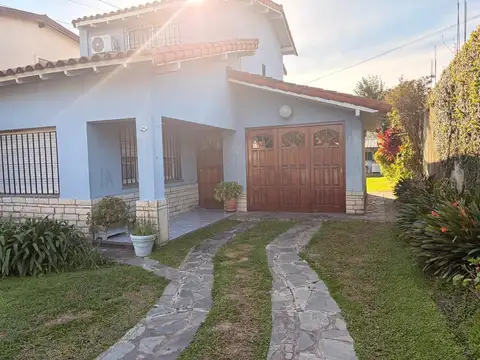 Casa con gran lote, jardin 3 amb mas depto al fondo