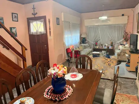Casa con gran lote, jardin 3 amb mas depto al fondo