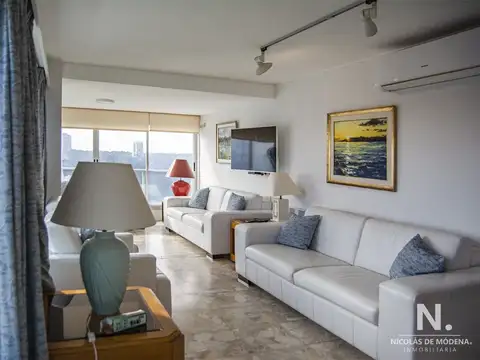 Se vende Hermoso Penthouse frente al mar de 3 dormitorios con barbacoa, Playa Mansa, Punta del Este