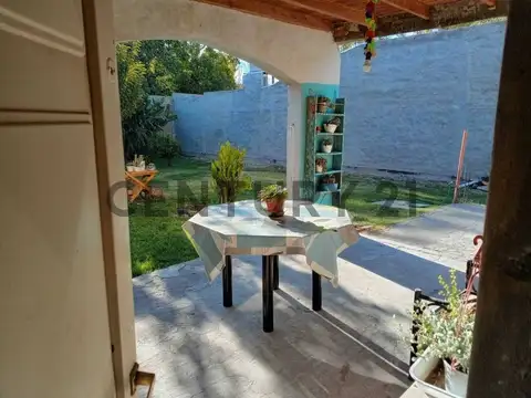 Casa 6 ambientes con 2 baños