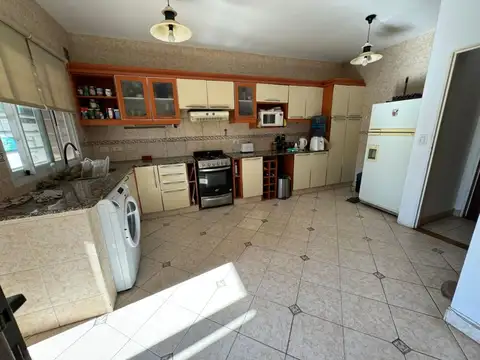 Casa con parque y piscina.