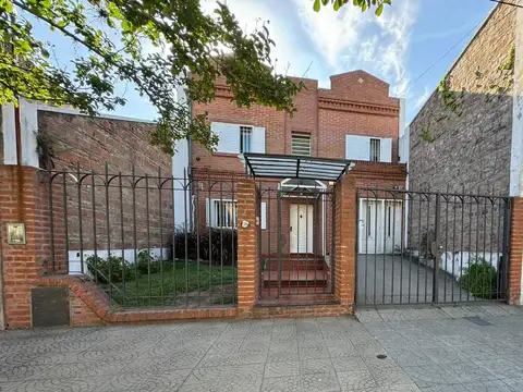 Casa con parque y piscina.
