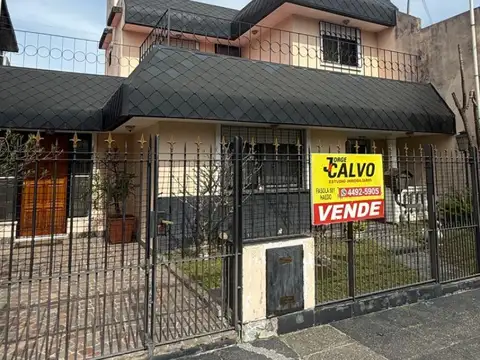 Casa de Dos Plantas en Lote Propio. Oportunidad 