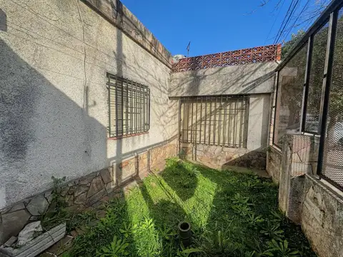 VENTA - CASA 3 DORMITORIOS - COCHERA Y GRAN TERRENO