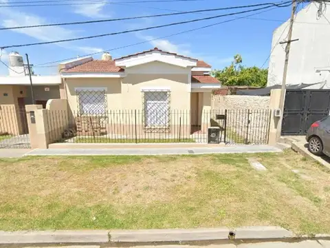 Casa en venta - 2 Dormitorios 1 Baño - Ringuelet