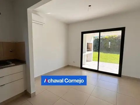 Casa en Alquiler con 2 cocheras