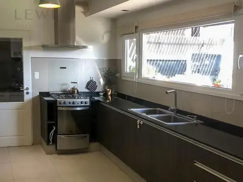 Casa 5 ambientes con 3 baños