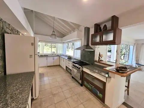 LAUREL entre DIVISADERO y AVEZ