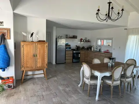 Casa 4 ambientes con 2 baños