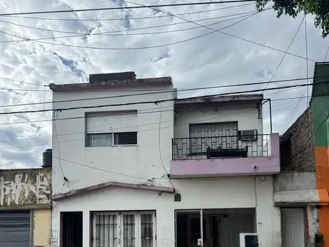 CASA EN VENTA, CINCO DORMITORIOS, DOS BAÑOS Y COCHERA - BARRIO AZCUENAGA