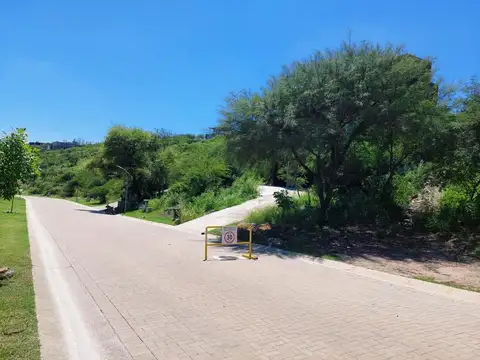 Venta de terreno de 1185  m2 en Barrio  La Deseada,la Calera con seguridad