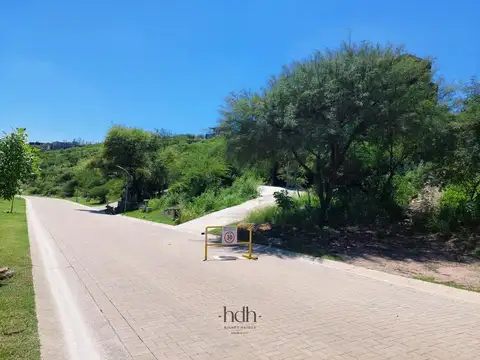 Venta de terreno de 1185  m2 en Barrio  La Deseada la Calera con seguridad