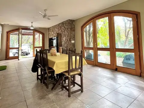 Casa 5 ambientes con 4 baños