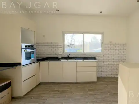 Casa 4 ambientes con 2 baños