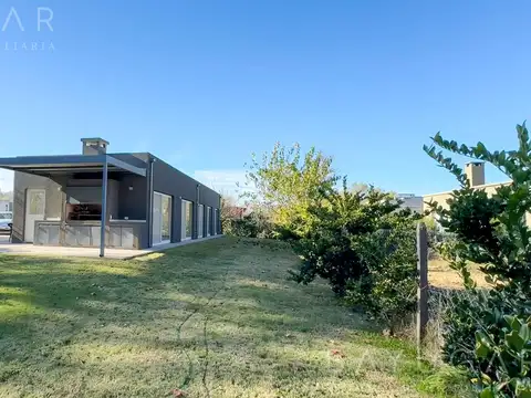 Venta - Casa en Barrio Los Arces