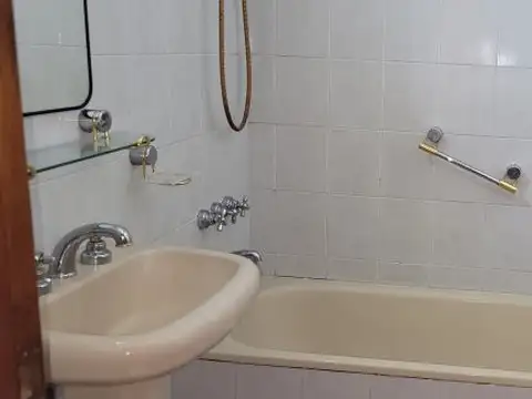 CASA AL FRENTE EN ARROYITO, AMBIENTES AMPLIOS,PATIO,TERRAZA . FERREYRA 1180.