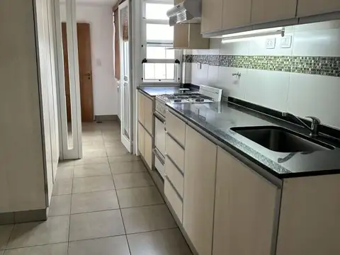 Venta Departamento 2 dormitorios mas comodin.  Cochera. Moreno 1100