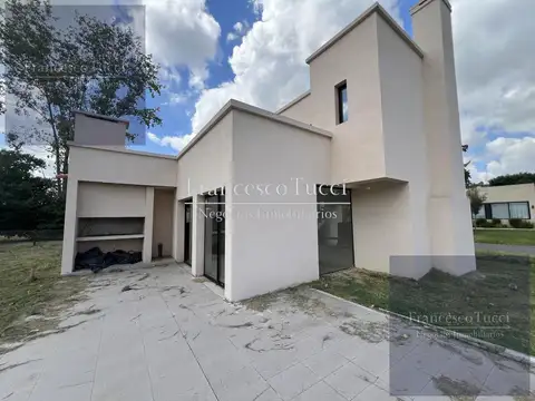 Casa en Venta con 2 cocheras