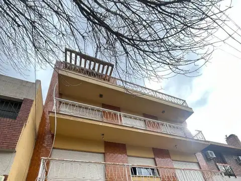Venta. Consultorio / Oficina. Cocheras. Agote y Bavio.