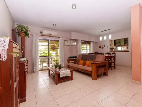 CASA 3 DORMITORIOS Y PATIO EN VENTA