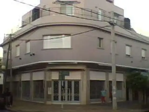 Departamento Alquiler 3 amb.  EXPENSAS INCLUIDAS   - 1 C/ ESTACION - RECIEN PINTADO   con PATIO