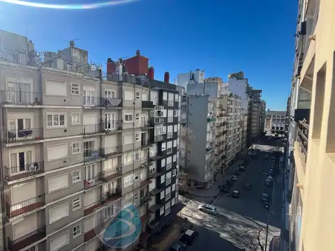 1 ambiente a la calle con balcón