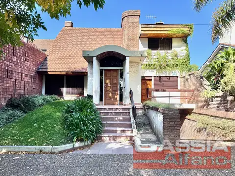 CHALET DOS PLANTAS SOBRE LOTE 520M2, COCHERA, 5 DORMIT. FONDO