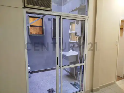 VENTA PH 3 AMB. EN MONTE CASTRO CON 2 PATIOS.