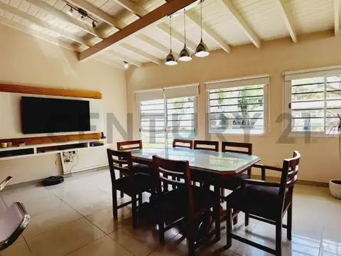 Casa 5 ambientes con 2 baños