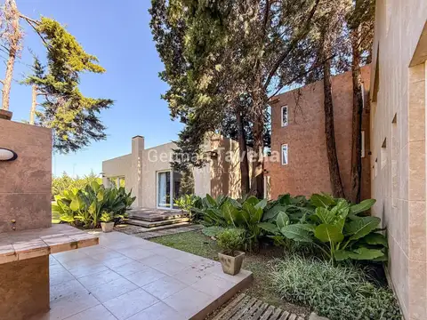 CASA en VENTA 7 ambientes en Pinguinos