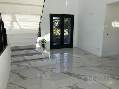 Casa 5 ambientes con 4 baños