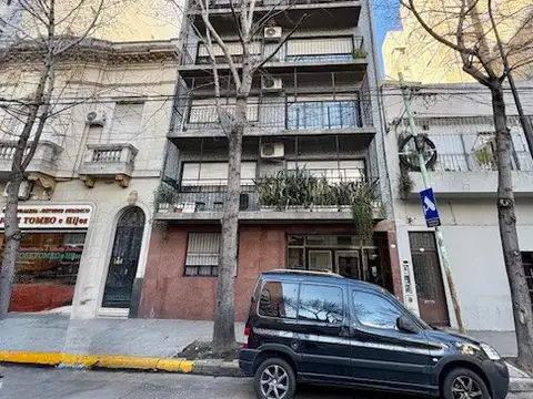 CABALLITO. TRES AMBIENTES CON DEPENDENCIA. AL FRENTE CON BALCÓN.