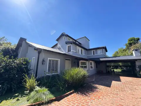 Muy linda casa en B°cdo El Lago, Bella Vista