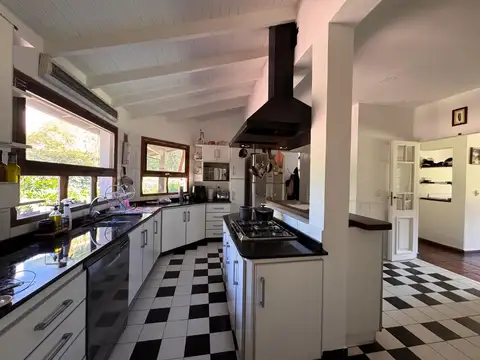 Muy linda casa en B°cdo El Lago, Bella Vista