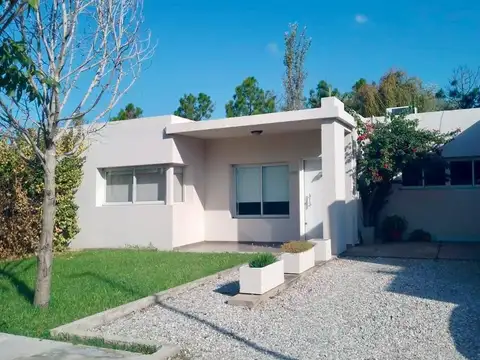 CASA DE 3 DORMITORIOS CON AMPLIO PARQUE | CANTEGRIL – FUNES