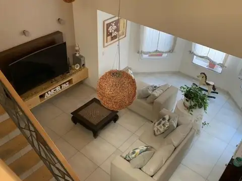Casa 5 ambientes con 4 baños