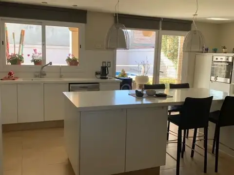 Casa en Venta con 3 cocheras