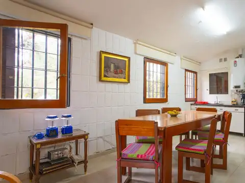 Casa 6 ambientes con 2 baños