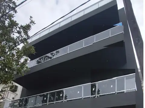 EXCELENTE DEPTO DE 3 AMB AL FRENTE CON TERRAZA PROPIA
