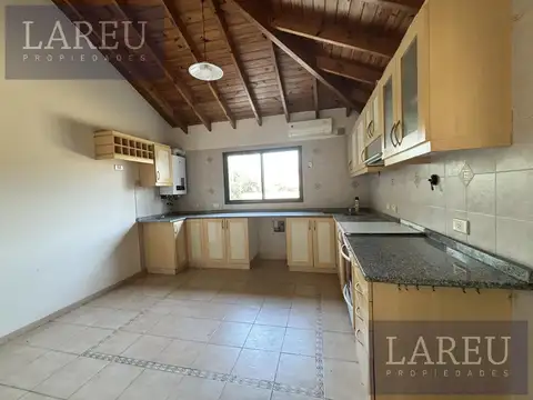 Casa 4 ambientes con 2 baños