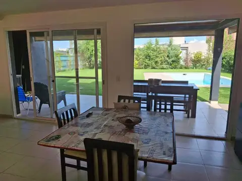 Casa en Alquiler con 4 cocheras