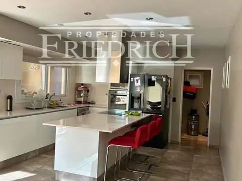 Casa en Alquiler con 1 cochera