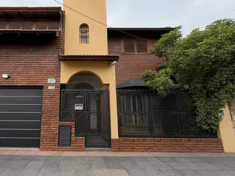 Casa 5 ambientes con 2 baños