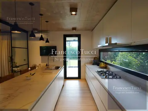 Casa en Venta con 2 cocheras