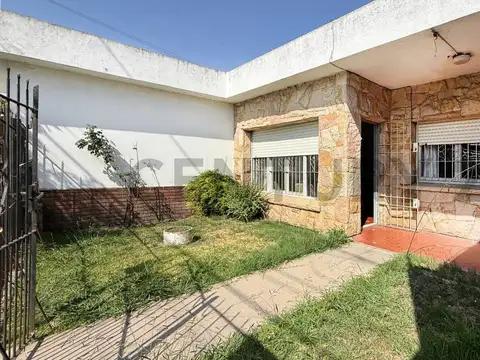 Venta de casa 4 ambientes con garage y jardín, San Martín, Mar del Plata.