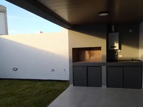 Casa 4 ambientes con 2 baños