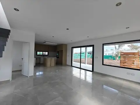 Casa 5 ambientes con 3 baños