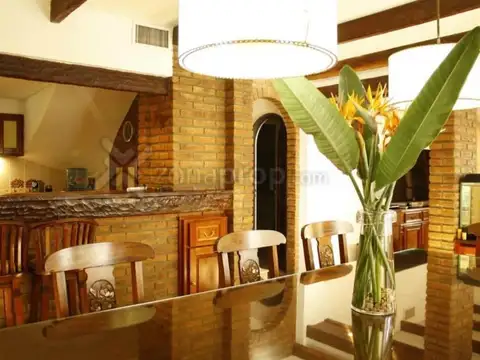 Casa en Venta con 3 cocheras