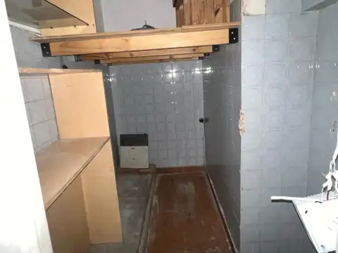 local 6x16 sobre via publica , baño y coc