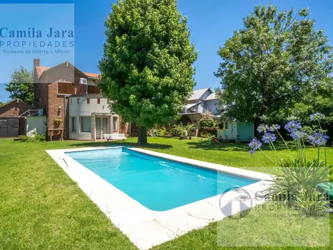 CASA EN VENTA 6 AMBIENTES EN CASTELAR NORTE CON PILETA